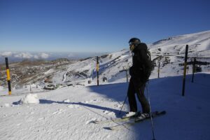 Esquiadores con mascarillas en la estación de esquí de Sierra Nevada en una imagen de archivo. / Foto: Álex Cámara. / Europa Press.