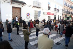 Concentración y lectura de manifiesto en repulsa al ataque con ácido a dos jóvenes y para mostrar apoyo a las víctimas y familiares, en la casa consistorial de la localidad malagueña de Cártama. / Foto: Alex Zea. / Europa Press.