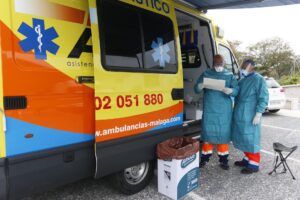 Dispositivo sanitario de la prueba test del PCR para detectar la infección por coronavirus a las personas desde su coche. / Foto: Archivo / Álex Zea. / Europa Press.