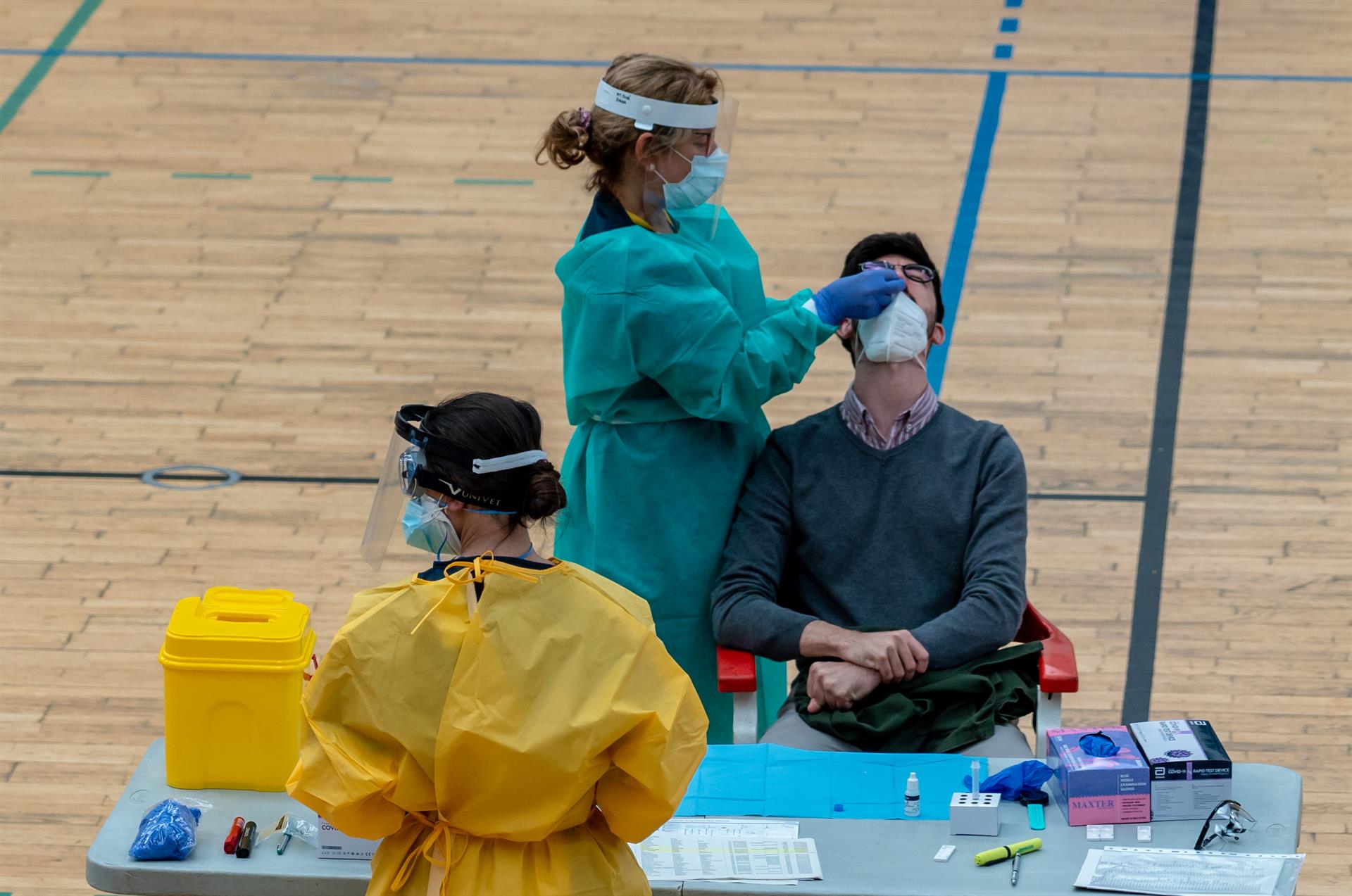 Sanitarios trabajando durante las pruebas de cribado de covid-19 con test de antígenos en el pabellón deportivo de 'El Paraguas'. -/ Foto: Archivo / Eduardo Briones. / Europa Press.