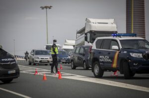 Agentes de la policía nacional regulan el tráfico en un control policial en la carreteras de la salida de Sevilla a Huelva durante el estado de alarma decretado por el Gobierno. / Foto: Archivo / María José López. / Europa Press.