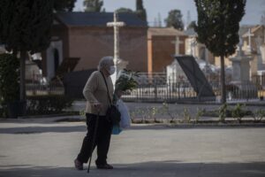 Visitantes en el Cementerio de San Fernando. / Foto: Archivo / María José López. / Europa Press.