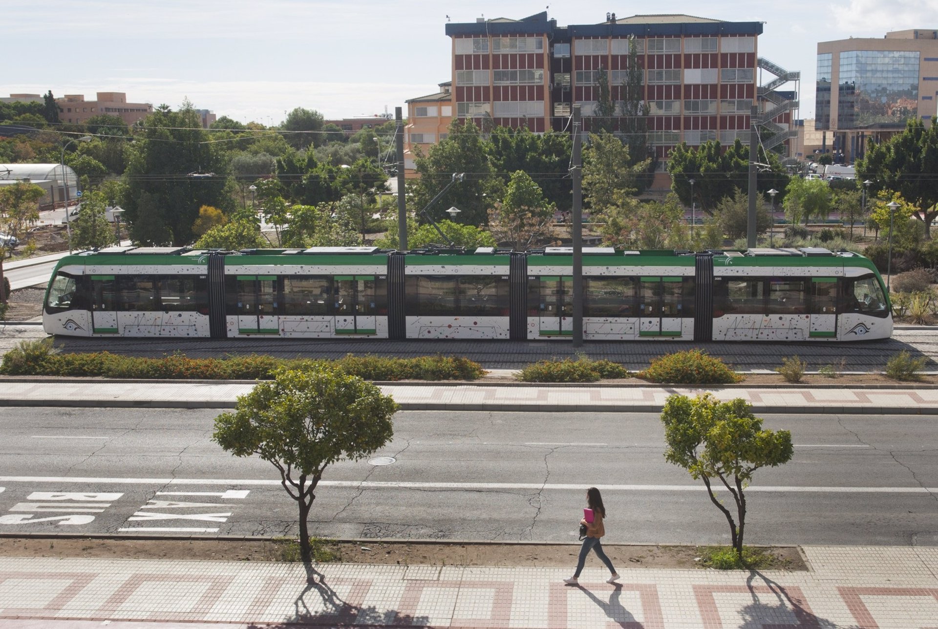 Metro de Málaga en superficie a su paso por el campus de la universidad. / Foto: Junta de Andalucía. / Europa Press.