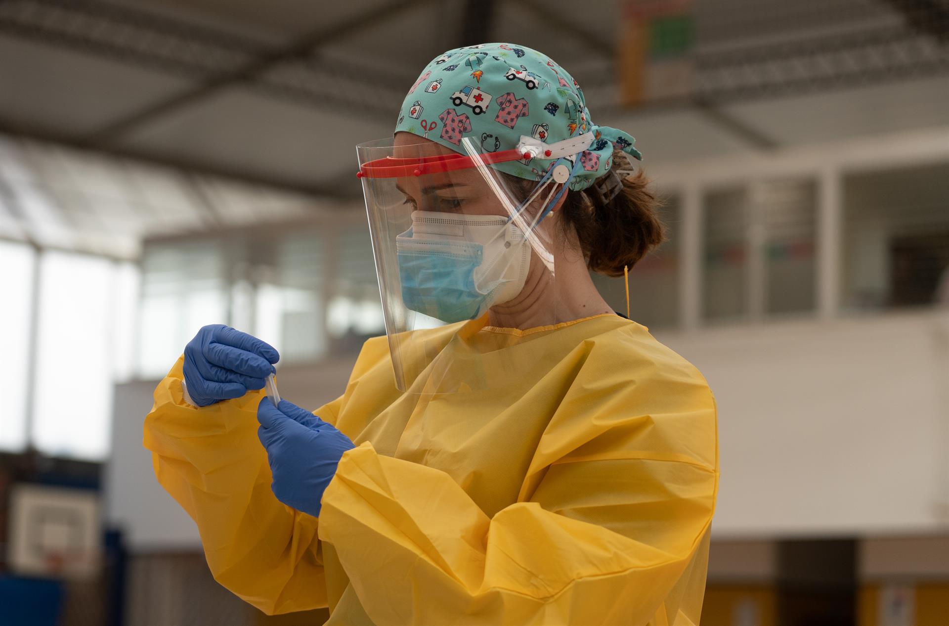 Una sanitaria atiende a una mujer durante las pruebas de cribado. / Foto: Archivo: Eduardo Briones. / Europa Press.