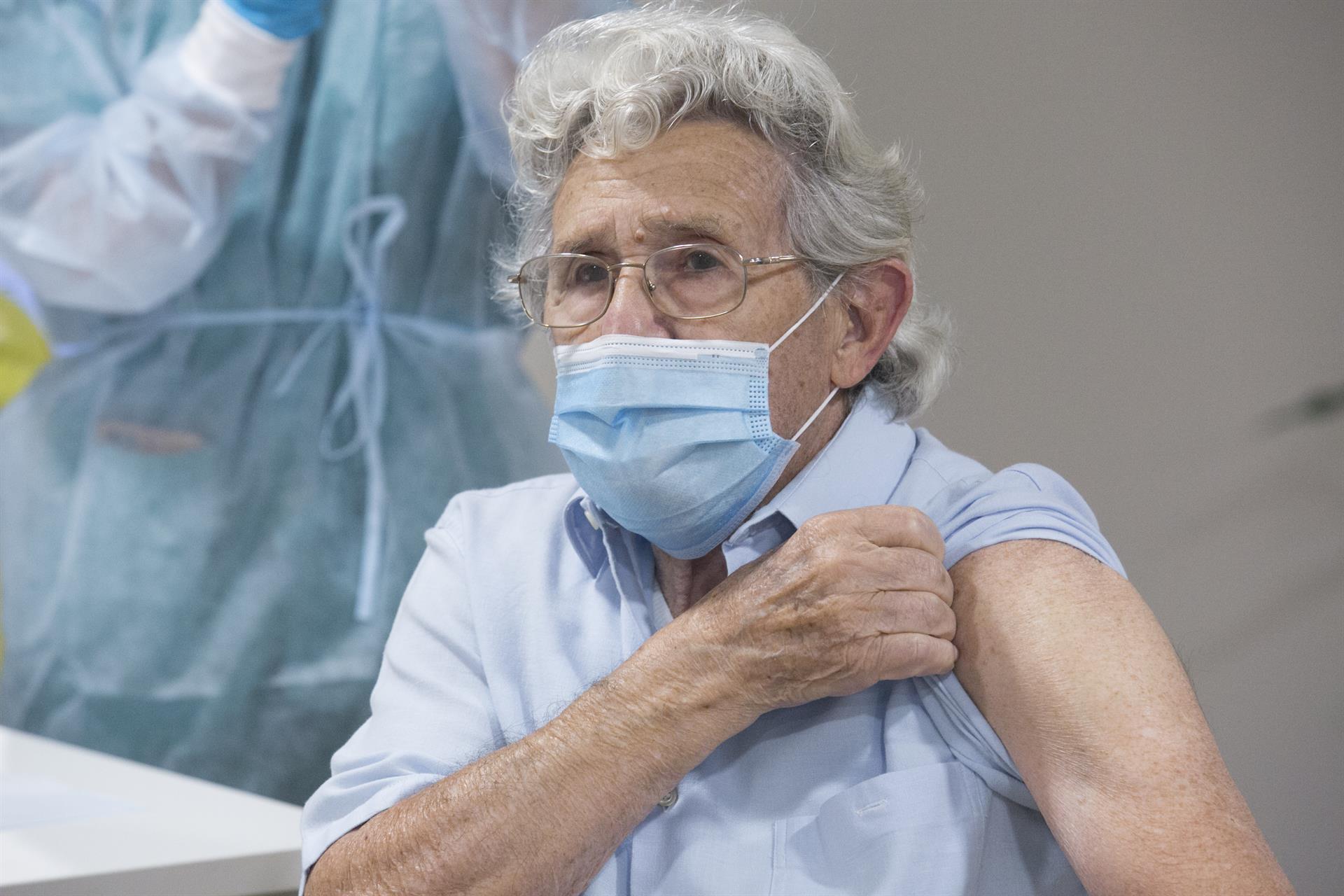 Alberto Díaz es el segundo usuario de la residencia en recibir la segunda dosis de la vacuna Pfizer-BioNTech contra el coronavirus. / Foto: J. Peteiro. POOL. / Europa Press.