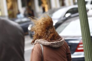 Una mujer con el pelo alborotado por el viento. / Foto: Archivo / Europa Press.