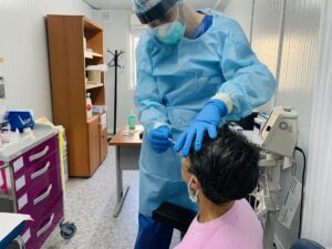 Un sanitario realiza una PCR en un hospital de Málaga. / Foto: Archivo / Junta de Andalucía. / Europa Press.