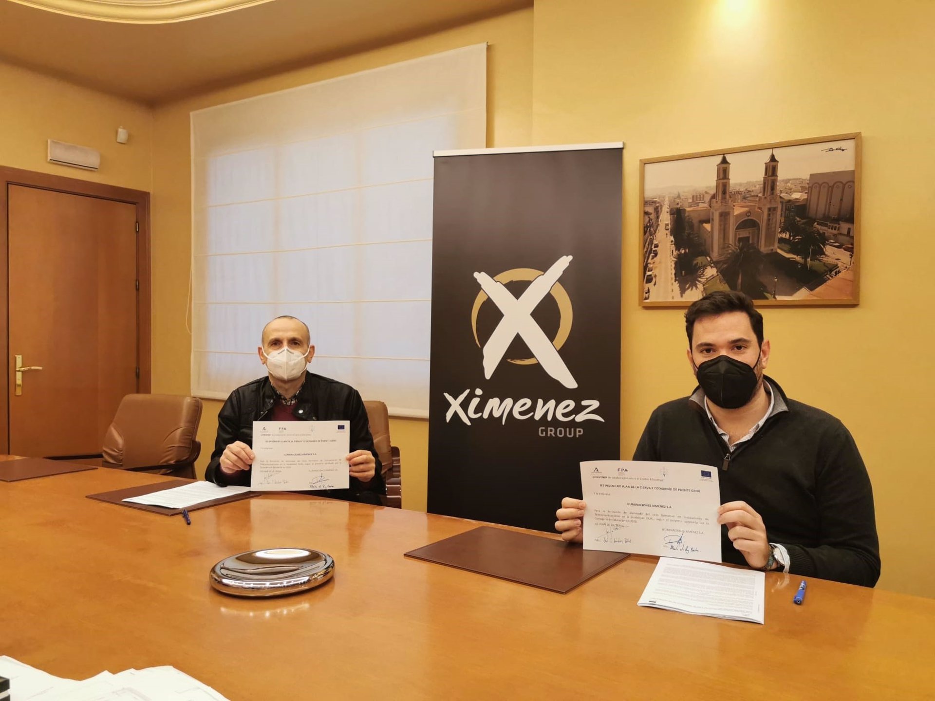 Firma del convenio de colaboración entre Ximenez Iluminación y el IES Juan de la Cierva de Puente Genil. / Foto: Ximenez Iluminación. / Europa Press.