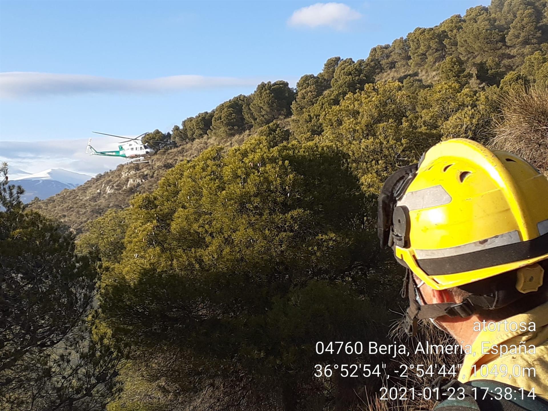 Bombero del Infoca en el incendio de Berja. / Foto: Infoca. / Europa Press.