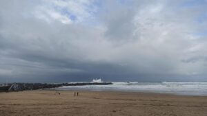 Oleaje en la playa de la Zurriola en San Sebastián . / Foto: Europa Press.