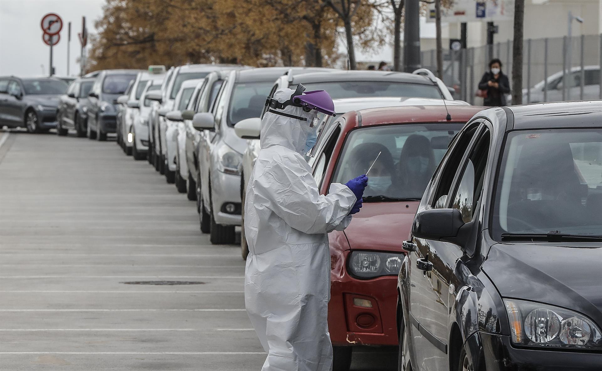 Un sanitario realiza una prueba PCR a una persona desde su vehículo para la detección del coronavirus. / Foto: Rober Solsona. / Europa Press.