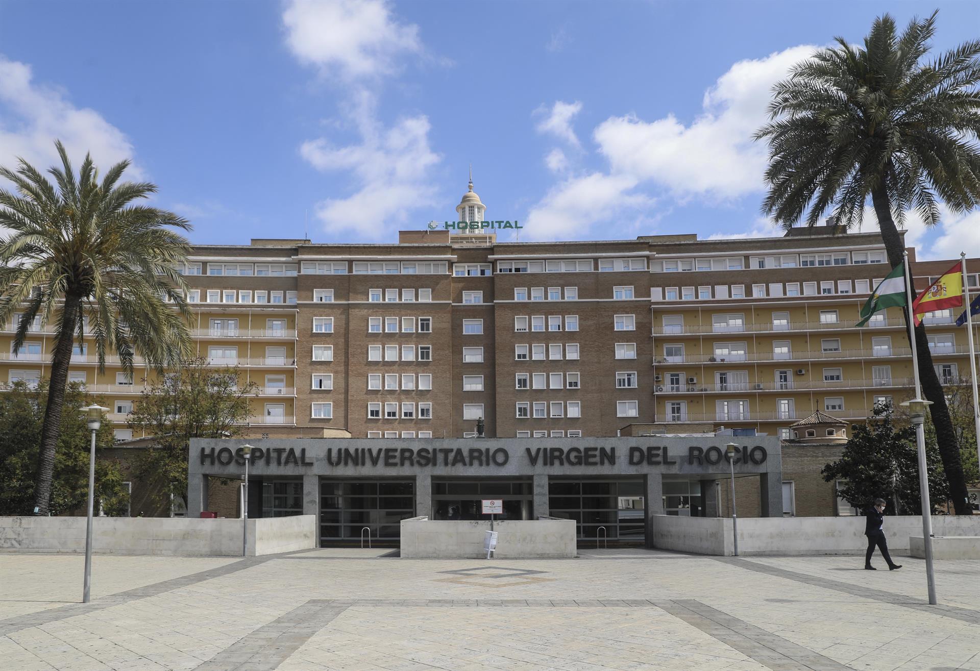 Fachada del Hospital Universitario Virgen del Rocío al final de la segunda semana del estado de alarma por coronavirus, Covid-19. / Foto: Archivo / María José López. / Europa Press.