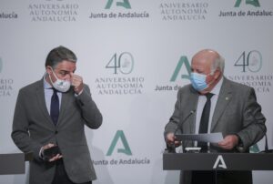 El consejero de Salud y Familias, Jesús Aguirre (d); y el consejero de la Presidencia, Administración Pública e Interior y Portavoz del Gobierno Andaluz, Elías Bendodo (i); en una imagen de archivo. / Foto: María José López. / Europa Press.