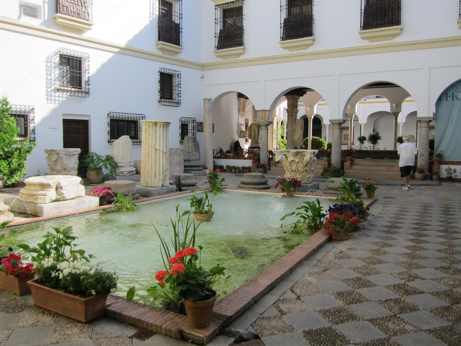 Patio de entrada al Palacio de los Páez, sede del Arqueológico. / Foto: Archivo / Europa Press.