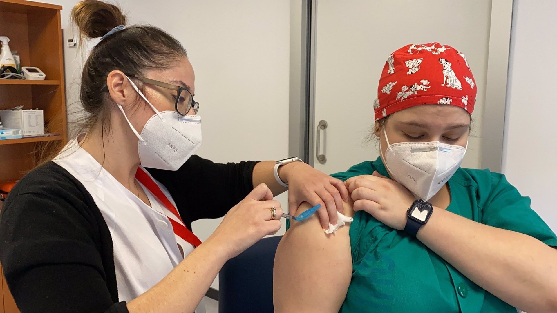 Una enfermera vacuna a una profesional sanitaria en Málaga. / Foto: Junta de Andalucía. / Europa Press.