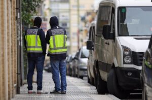 Efectivos en la calle Nicolás Orta de Huelva debido a una operación contra el narcotráfico. / Foto: A.D.P. / Europa Press.