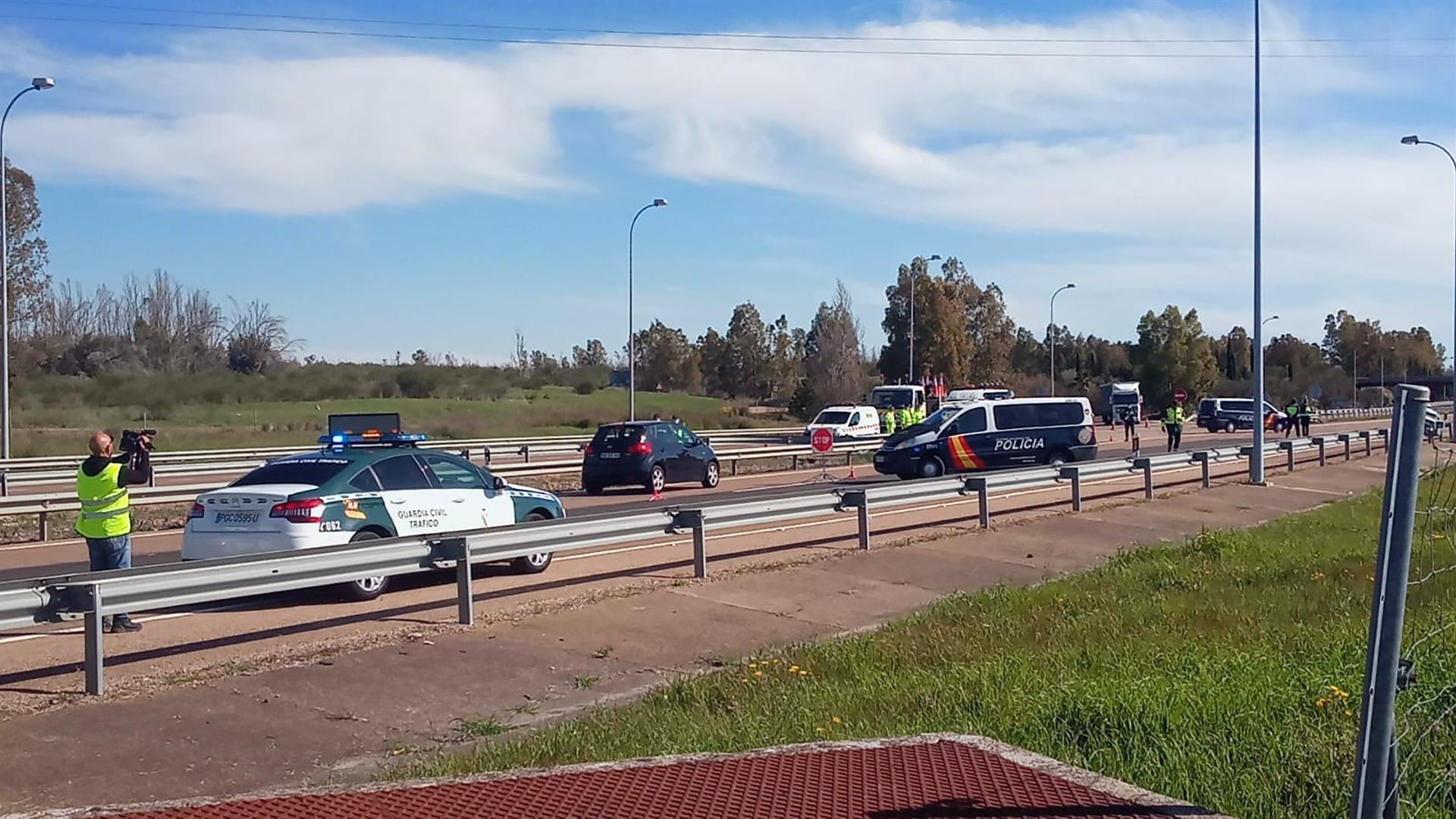 Efectivos de la de la Policía Nacional y de la Guardia Civil realizan controles en la frontera con Portugal en Caya (Bajadoz) el pasado 17 de marzo de 2020. / Foto: Archivo / Europa Press.