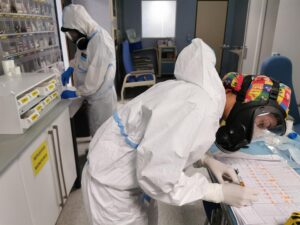 Profesionales sanitarios trabajan en la zona covid del Hospital Universitario Torrecárdenas de Almería. / Foto: Archivo / Junta de Andalucía. / Europa Press.