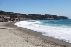 Playa en Almuñécar (Granada) en imagen de archivo. / Foto: Ayuntamiento de Almuñécar. / Europa Press.