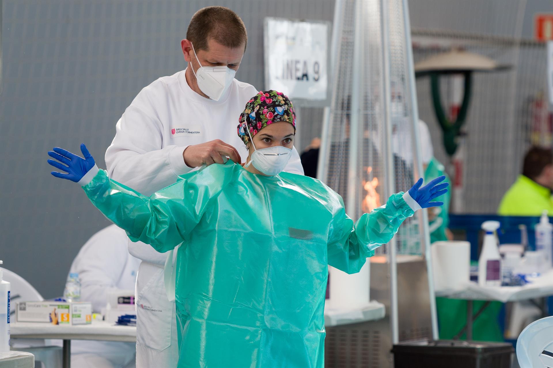 Una trabajadora sanitaria se protege para realizar tests de antígenos. / Foto: Germán Lama. / Europa Press.