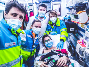 La mamá junto a su bebé y el equipo de Emergencias de Madrid camino al hospital. Foto: Agencia de Seguridad y Emergencias Madrid 112.