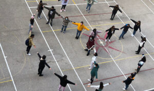 Estudiantes andaluces participando en una actividad a favor de la convivencia pacífica en las aulas. / Foto: Junta de Andalucía.