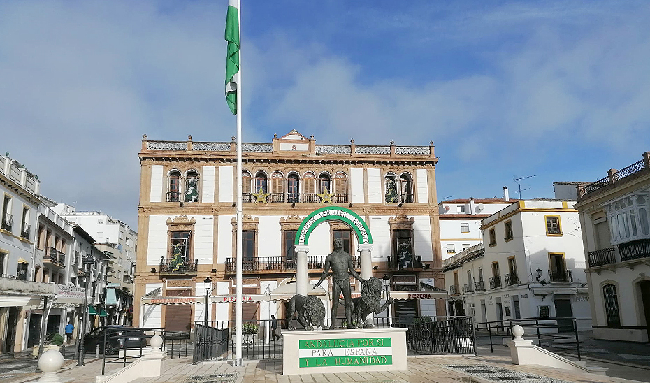 El monumento al escudo de Andalucía y la bandera, frente al Círculo de Artistas de Ronda, donde se celebró la Asamblea de 1918.