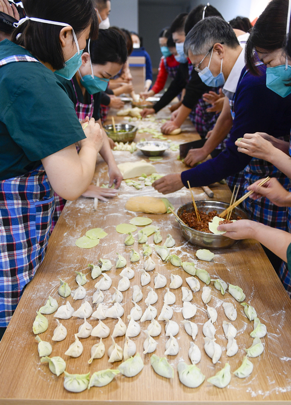 Sanitarios elaboran dumplings. / Foto: Gobierno Chino / Xinhua