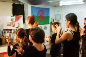 Ensayo de una clase de baile en la Fundación Alalá. / Foto: Pepe Yáñez / Fundación Alalá.