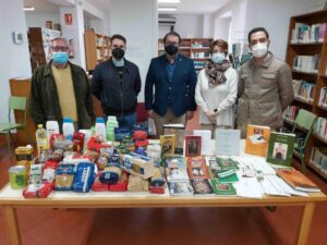 La biblioteca de Carmona regala libros a cambio de donación de alimentos