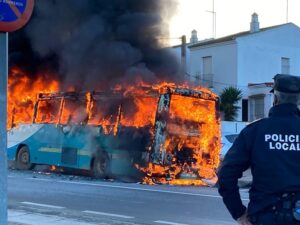 Aparatoso incendio sin heridos de un autobús en Almonte