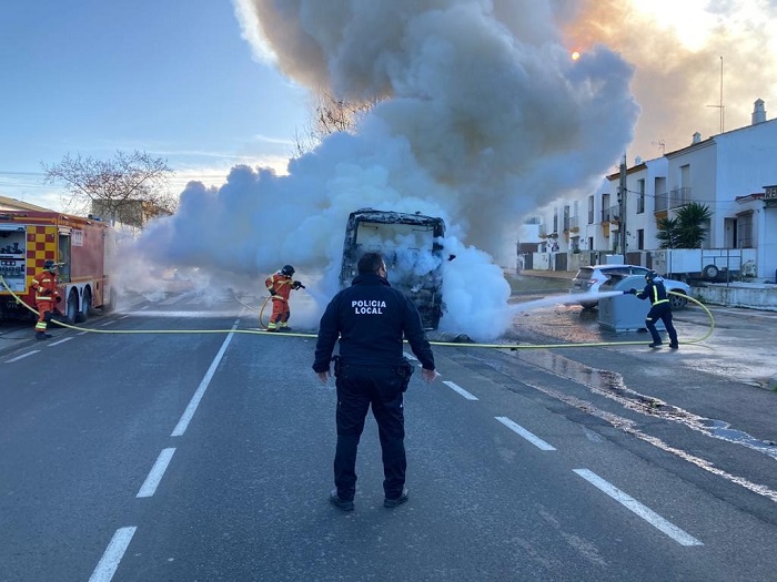 Aparatoso incendio sin heridos de un autobús en Almonte