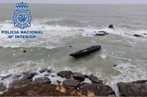 Aparecen dos narcolanchas encalladas en la playa de la Caleta