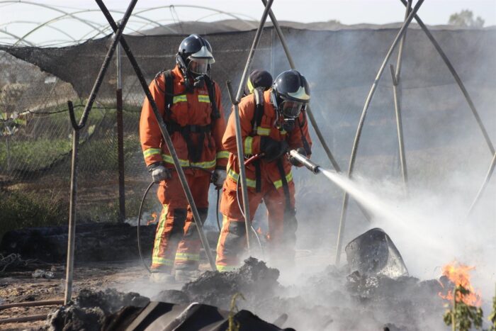 Controlado el incendio en un asentamiento de chabolas de Palos de la Frontera