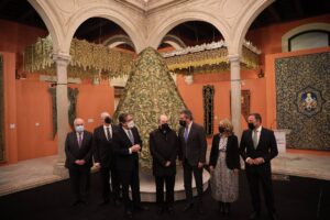 El patrimonio de las cofradías sevillanas se exhibe en la capital