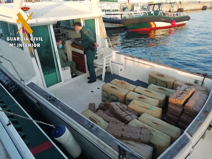 Retiran casi dos toneladas de hachís en una operación frente a la costa de Granada y Almería