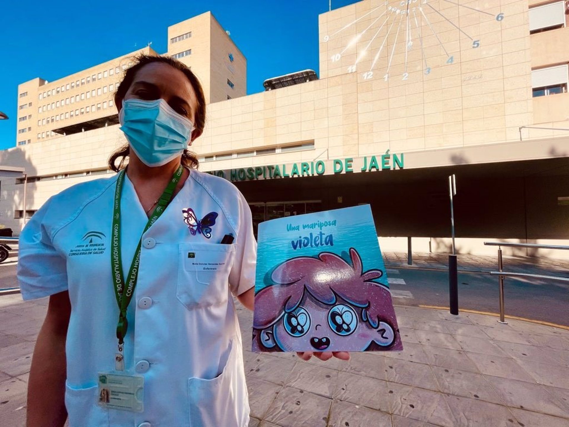 La enfermera María Dolores Hernández con su libro 'Una mariposa violeta'. / Foto: Junta de Andalucía. / Europa Press.