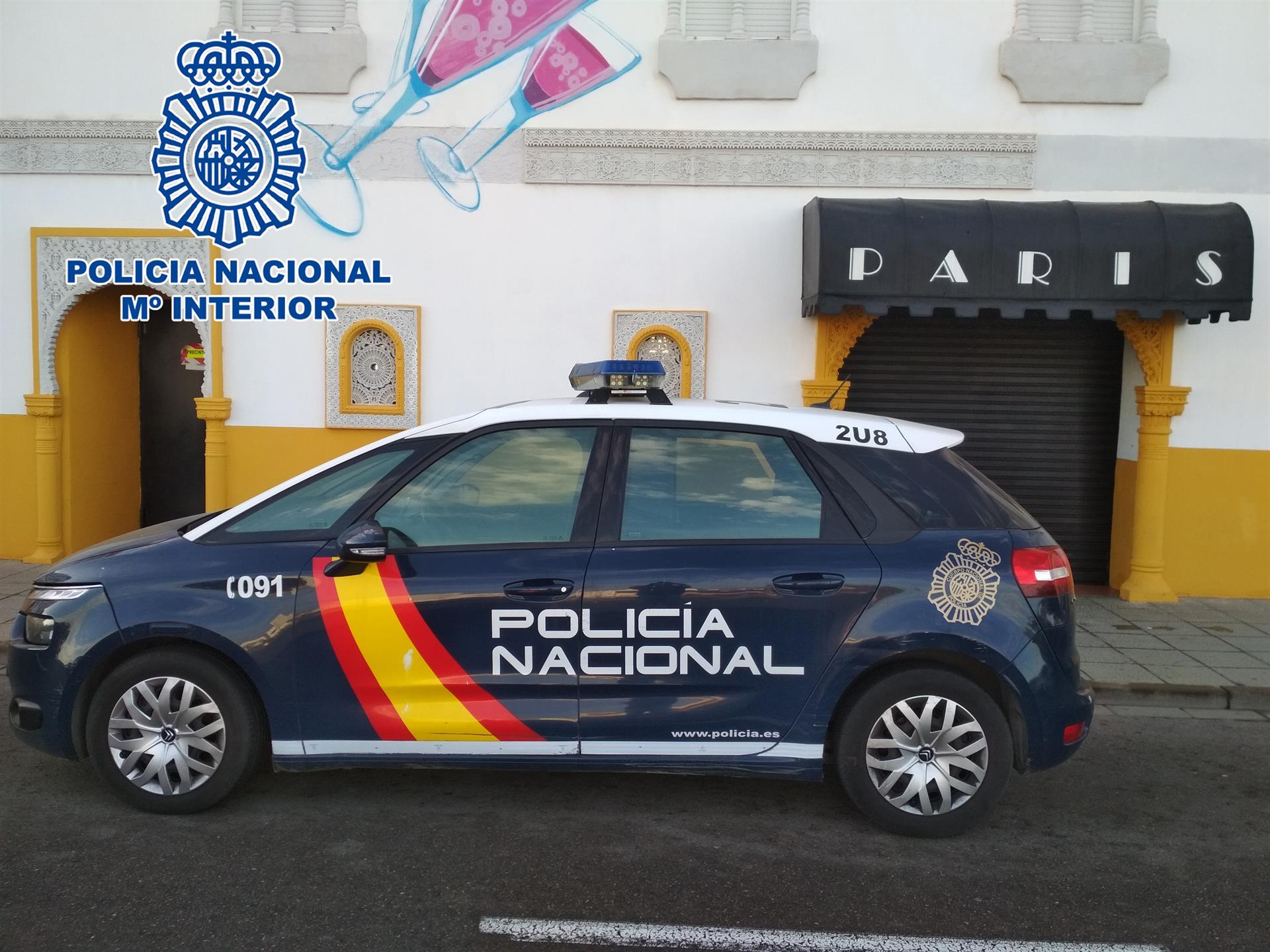 Un coche de Policía Nacional frente al club 'París'. / Foto: Policía Nacional. / Europa Press.