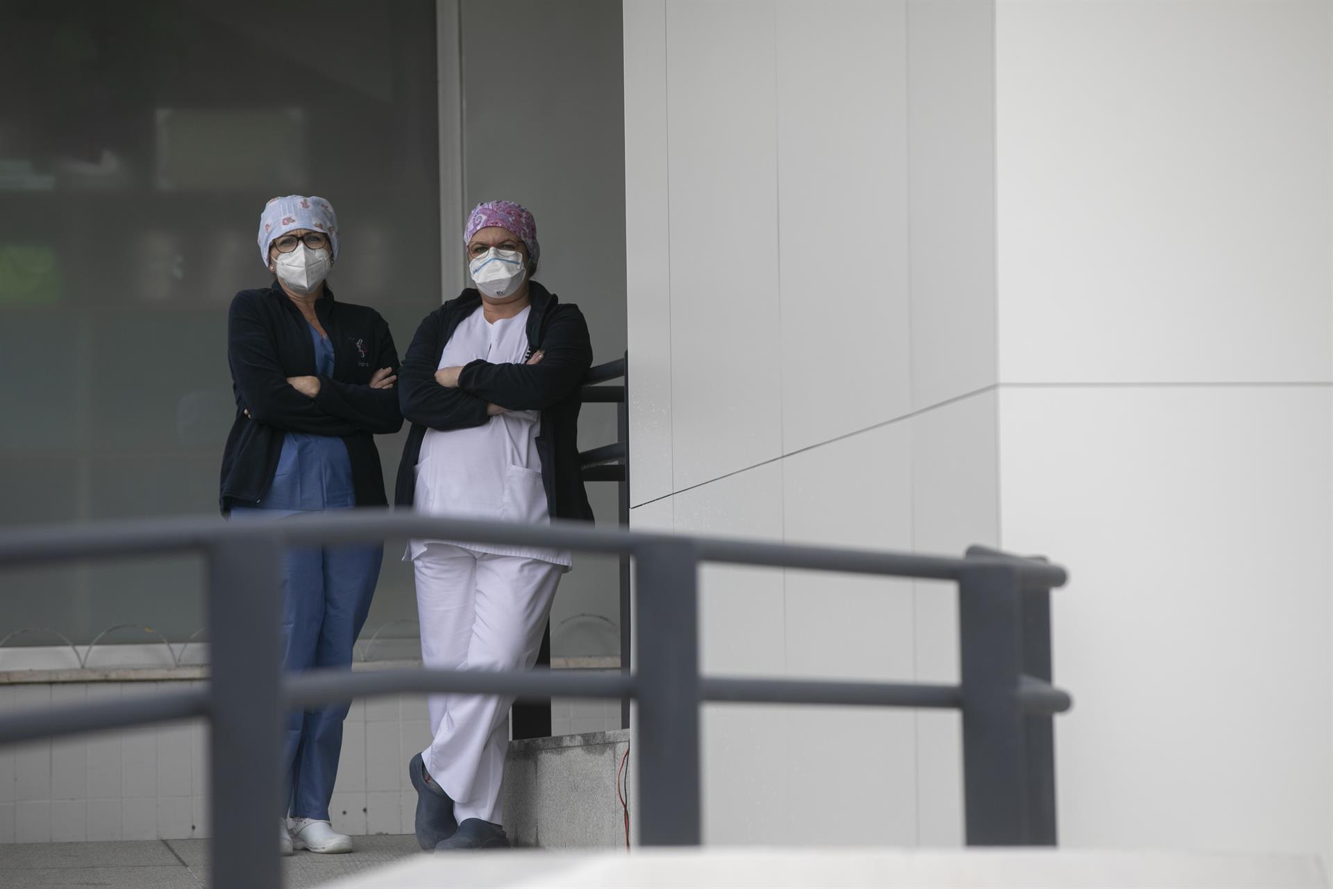 Personal sanitario en la entrada del Hospital Universitario Virgen Macarena. / Foto: María José López. / Europa Press.