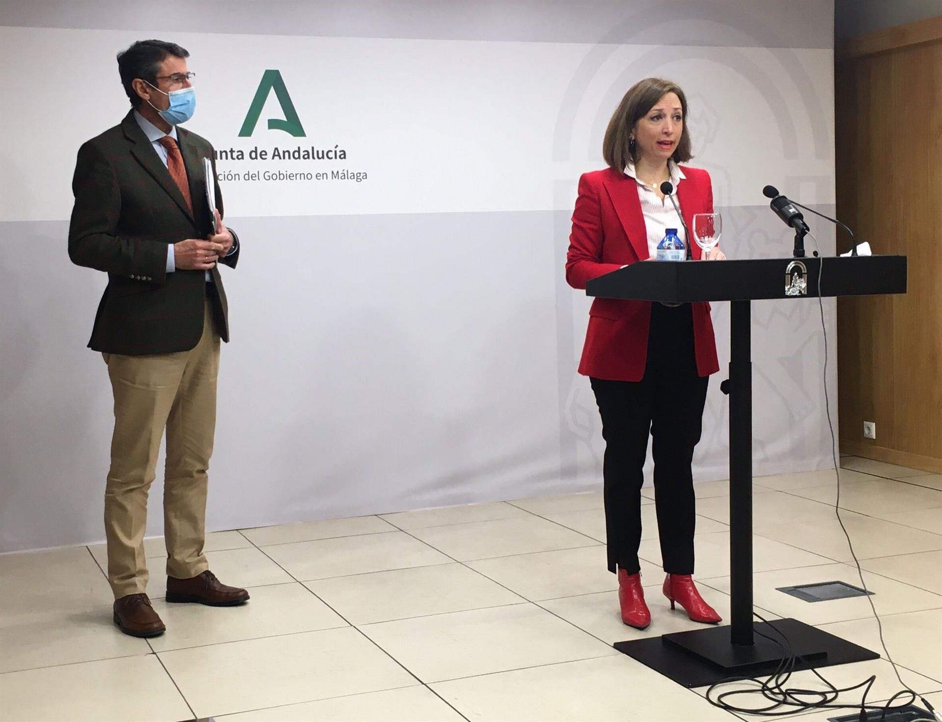 La delegada del Gobierno andaluz en Málaga, Patricia Navarro, junto al delegado territorial de Agricultura, Ganadería y Pesca, Fernando Fernández Tapia-Ruano. / Foto: Junta de Andalucía. / Europa Press.