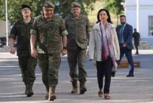 La ministra de Defensa, Margarita Robles, junto al Jefe de Estado Mayor del Ejército de Tierra (JEME), el general Francisco Javier Varela Salas. / Foto: Archivo / Ministerio de Defensa. / Europa Press.