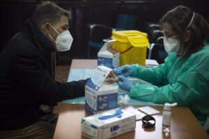 Comienzo de los test de cribado de la Covid-19 al personal docente en la educación antes del retorno a la actividad. / Foto: Europa Press.