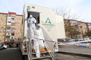 Sanitarios de la Junta de Andalucía, preparados para hacer los test rápidos de antígenos PCR, en un cribado masivo en la barriada malagueña de La Luz. / Foto: Álex Zea. / Europa Press.