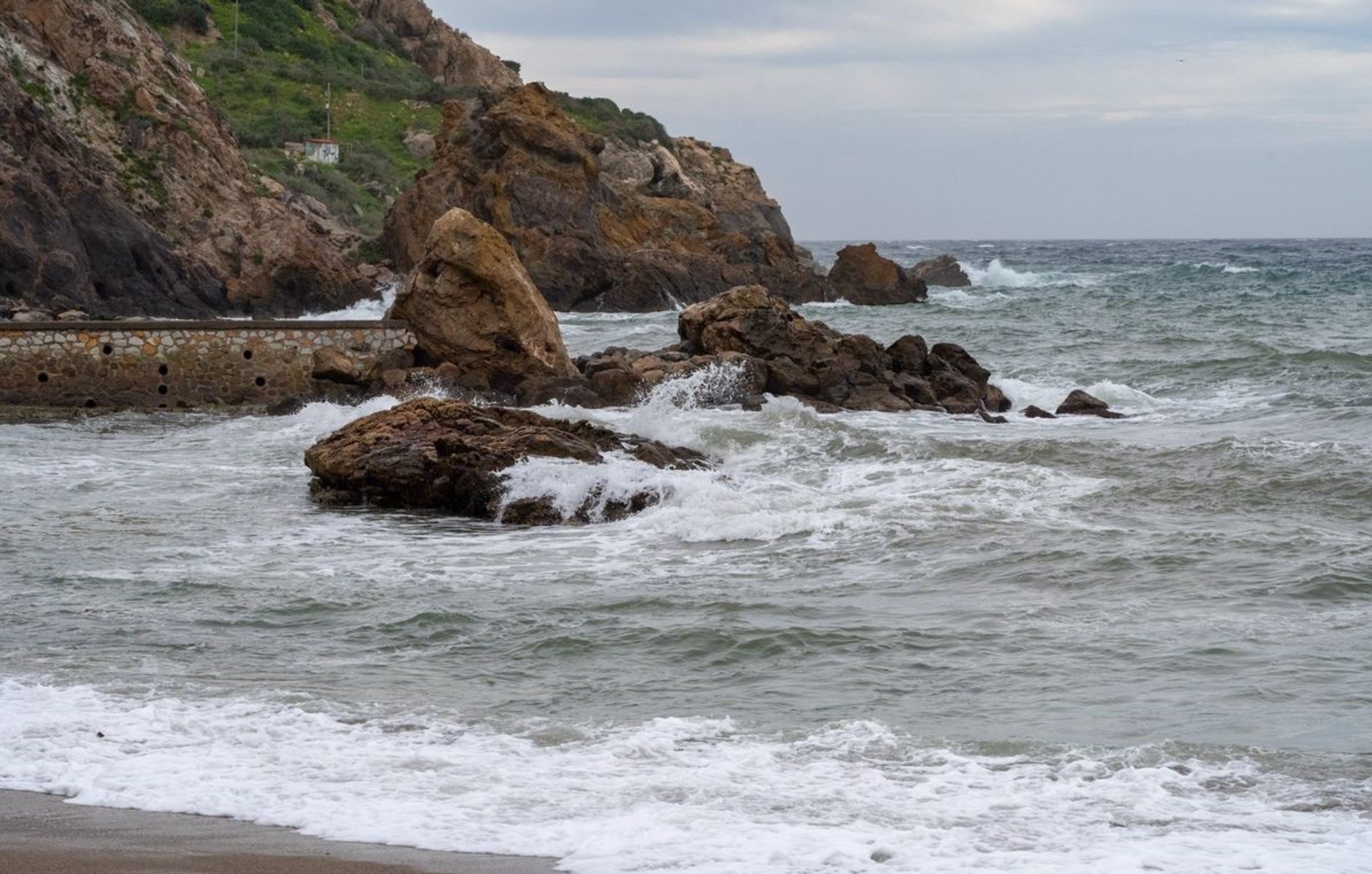 Oleaje en Cala Cortina (Cartagena). / Foto: Ayuntamiento de Cartagena / Europa Press.