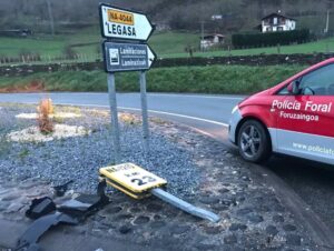 Vehículo de Policía Foral en el lugar del accidente del camión. / Foto: Policía Foral de Navarra. / Europa Press.