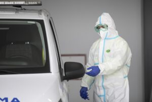 Personal sanitario con traje EPI durante el ingreso de un paciente covid-19. / Foto: María José López. / Europa Press.