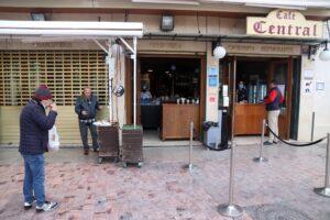 Cese de toda actividad no esencial en Málaga capital debido a la tasa de mil contagios que sobrepasó en los últimos 14 días. / Foto: Álex Zea. / Europa Press.