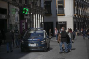 Personas caminando por una calle céntrica durante el primer día de cierre perimetral en la provincia de Sevilla. Foto: Archivo / María José López / Europa Press.