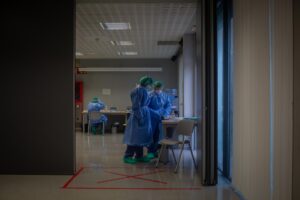 Varios sanitarios en un dispositivo de cribados masivos. / Foto: Archivo / David Zorrakino. / Europa Press.