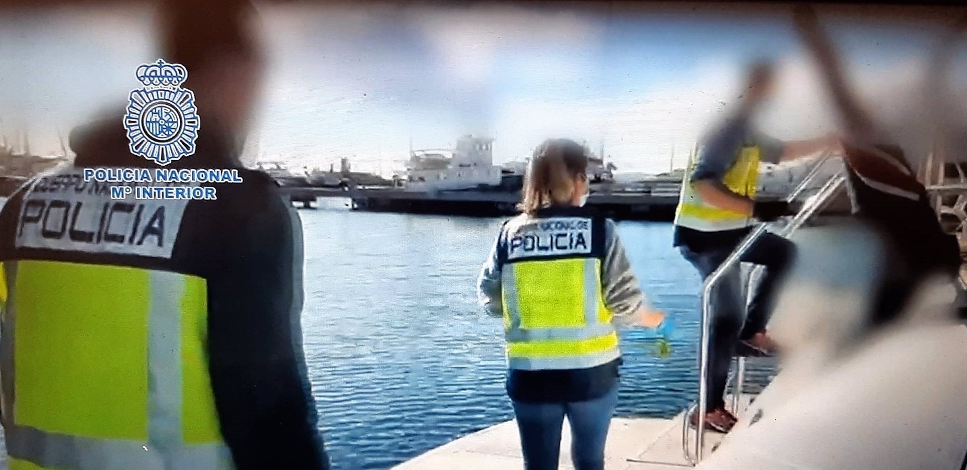 Agentes de Policía inspeccionando el yate. / Foto: Policía Nacional. / Europa Press.